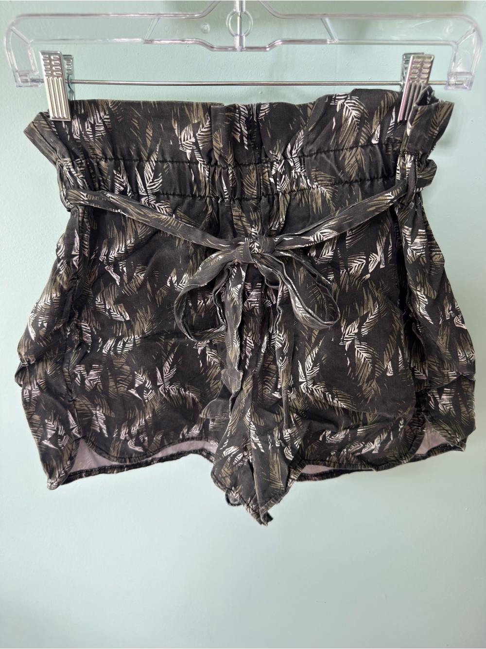 Express Extreme High-Waist Paperbag Shorts in Black with Cream Leaf Print Size S